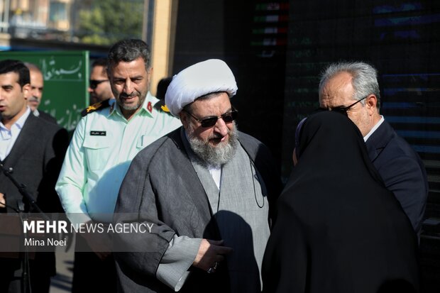 آیین نواخته شدن زنگ مهر و مقاومت با حضور وزیر راه و شهرسازی در تبریز