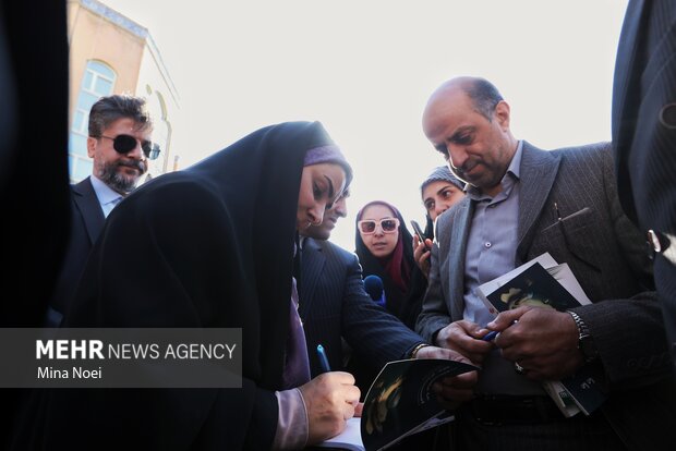 آیین نواخته شدن زنگ مهر و مقاومت با حضور وزیر راه و شهرسازی در تبریز