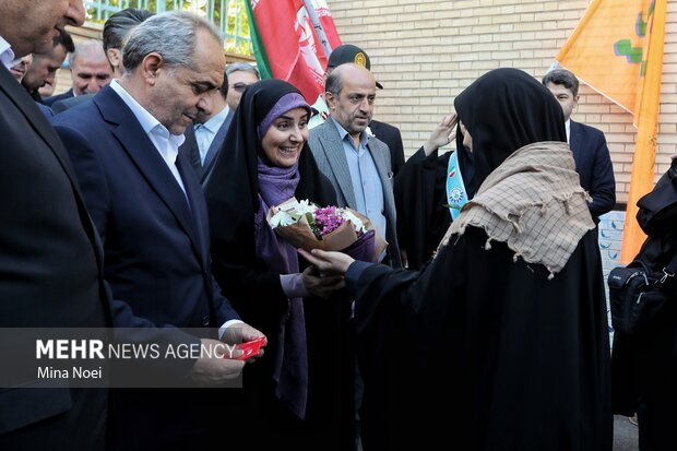 آیین نواخته شدن زنگ مهر و مقاومت با حضور وزیر راه و شهرسازی در تبریز