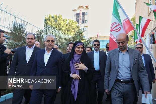 آیین نواخته شدن زنگ مهر و مقاومت با حضور وزیر راه و شهرسازی در تبریز