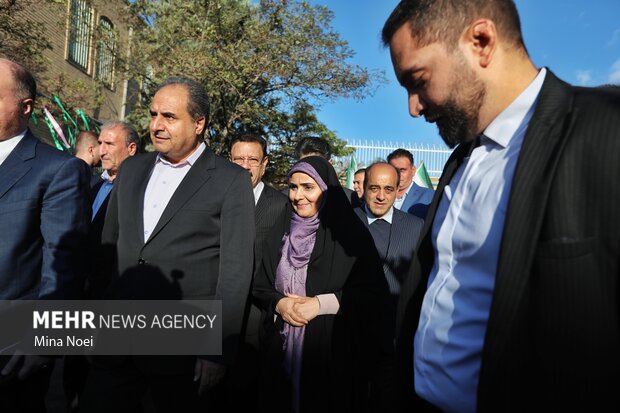 آیین نواخته شدن زنگ مهر و مقاومت با حضور وزیر راه و شهرسازی در تبریز