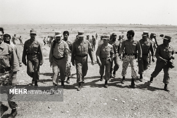 تصاویری ویژه از رهبر معظم انقلاب در دوران دفاع مقدس