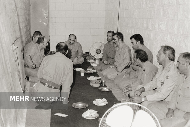 تصاویری ویژه از رهبر معظم انقلاب در دوران دفاع مقدس