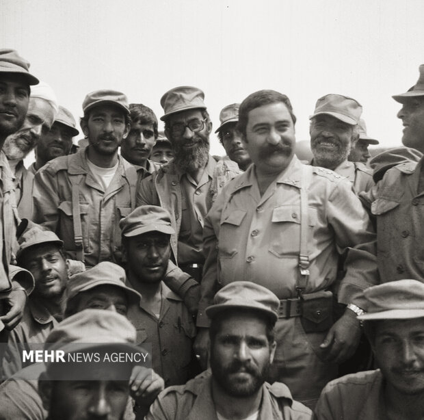 تصاویری ویژه از رهبر معظم انقلاب در دوران دفاع مقدس