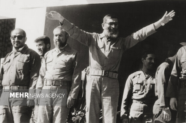 تصاویری ویژه از رهبر معظم انقلاب در دوران دفاع مقدس