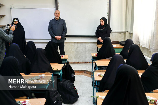 حضور رئیس مجلس در مدرسه دخترانه فاطمیون تهران به مناسبت آغاز سال تحصیلی جدید