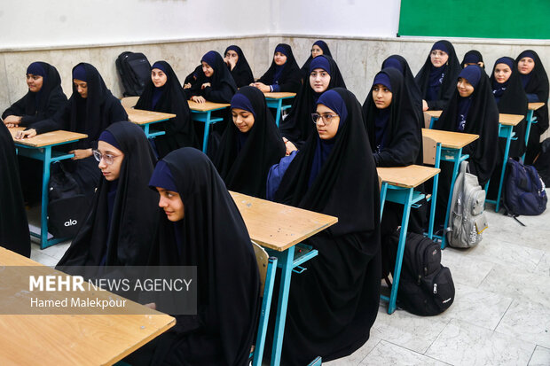 حضور رئیس مجلس در مدرسه دخترانه فاطمیون تهران به مناسبت آغاز سال تحصیلی جدید