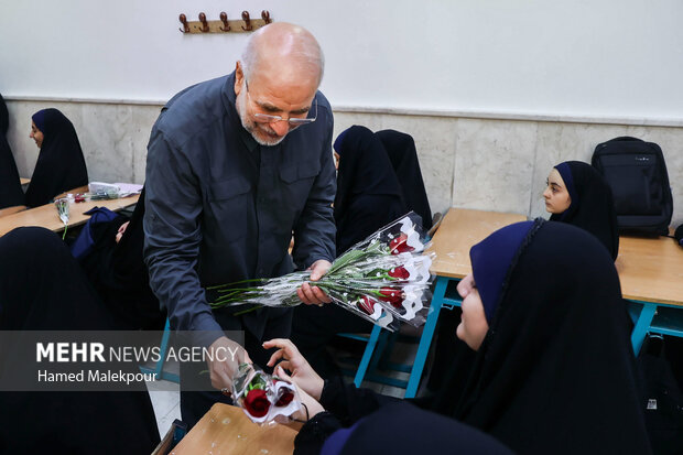 حضور رئیس مجلس در مدرسه دخترانه فاطمیون تهران به مناسبت آغاز سال تحصیلی جدید