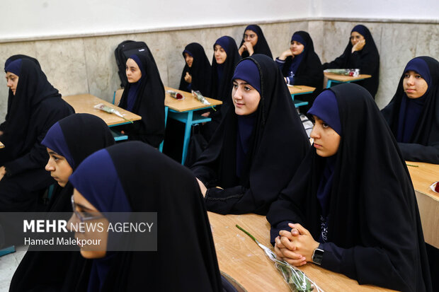 حضور رئیس مجلس در مدرسه دخترانه فاطمیون تهران به مناسبت آغاز سال تحصیلی جدید
