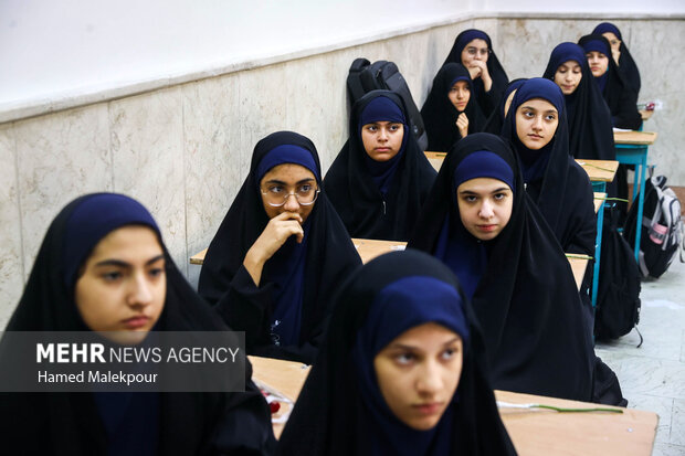 حضور رئیس مجلس در مدرسه دخترانه فاطمیون تهران به مناسبت آغاز سال تحصیلی جدید