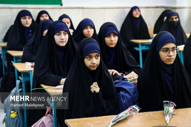 حضور رئیس مجلس در مدرسه دخترانه فاطمیون تهران به مناسبت آغاز سال تحصیلی جدید