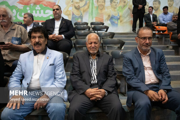 مراسم تجلیل از قهرمانان رشته کشتی پس از قهرمانی در رقابت‌های جهانی