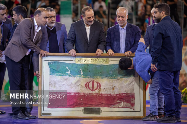 مراسم تجلیل از قهرمانان رشته کشتی پس از قهرمانی در رقابت‌های جهانی