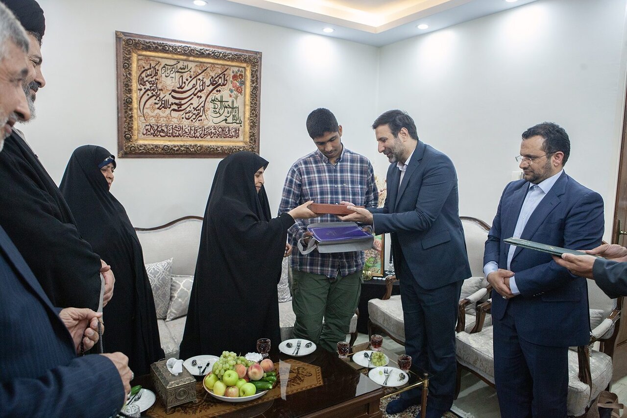 سخنگوی شورای نگهبان با خانواده شهید ناظر «محمدرضا زندی» دیدار کرد