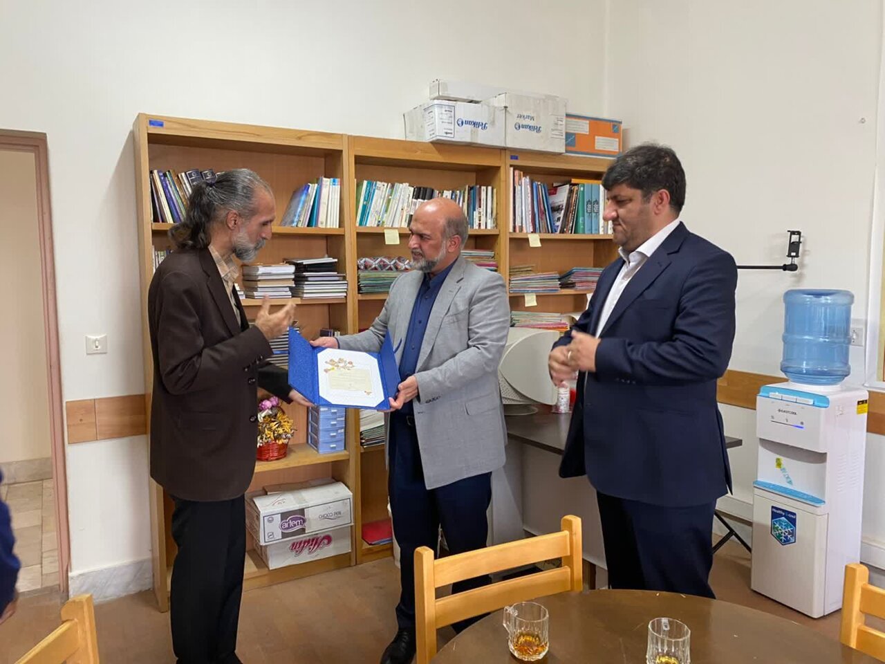 نشان اعتبار هنر به هنرمندان دارای آثار فاخر اعطا می‌شود
