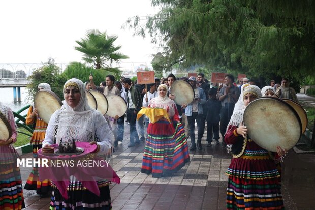 چهاردهمین جشنواره تئاتر خیابانی «شهروند» لاهیجان آغاز شد