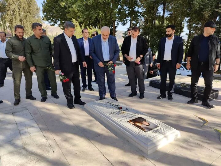 وزیر نیرو به مقام شهدای خرمآباد ادای احترام کرد
