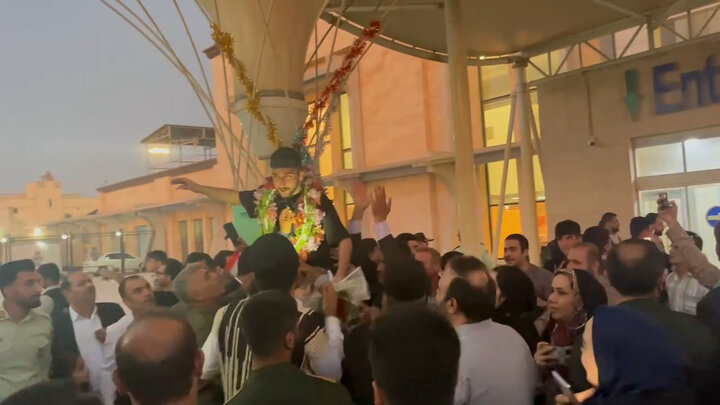 پیام احمدی بر دوش مردم اهواز پیام احمدی بر دوش مردم اهواز