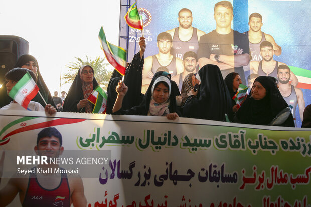 استقبال پرشور از مدال‌آوران کشتی فرنگی در اهواز