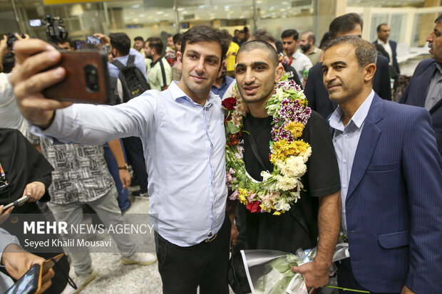 استقبال پرشور از مدال‌آوران کشتی فرنگی در اهواز