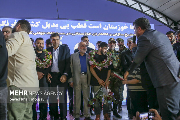 استقبال پرشور از مدال‌آوران کشتی فرنگی در اهواز