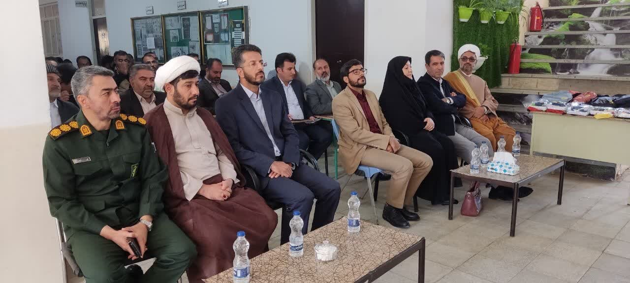 ۱۳۰۰ بسته لوازمالتحریر بین دانشآموزان روستایی دهگلان توزیع شد