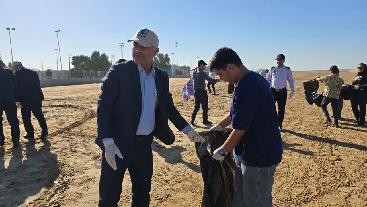 ساحل گناوه به مناسبت هفته دریانوردی پاکسازی شد