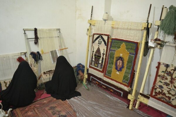 فرش بافی هنر کهن و دیرینه زنان سیستان؛ گره های امید در دل خشکسالی