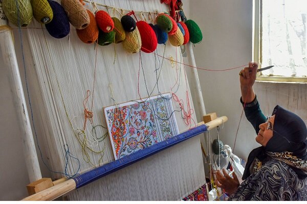 فرش بافی هنر کهن و دیرینه زنان سیستان؛ گره های امید در دل خشکسالی