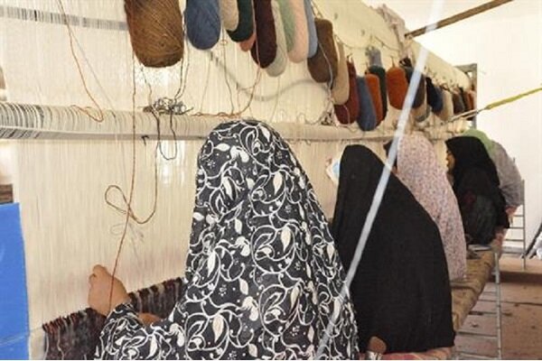فرش بافی هنر کهن و دیرینه زنان سیستان؛ گره های امید در دل خشکسالی