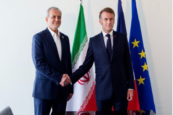 Macron se je srečal s Pezeškianom in Erdoganom, omenil možnost dogovora o iranskem jedrskem programu in napovedal razjasnitve glede francoskih zapornikov v Iranu