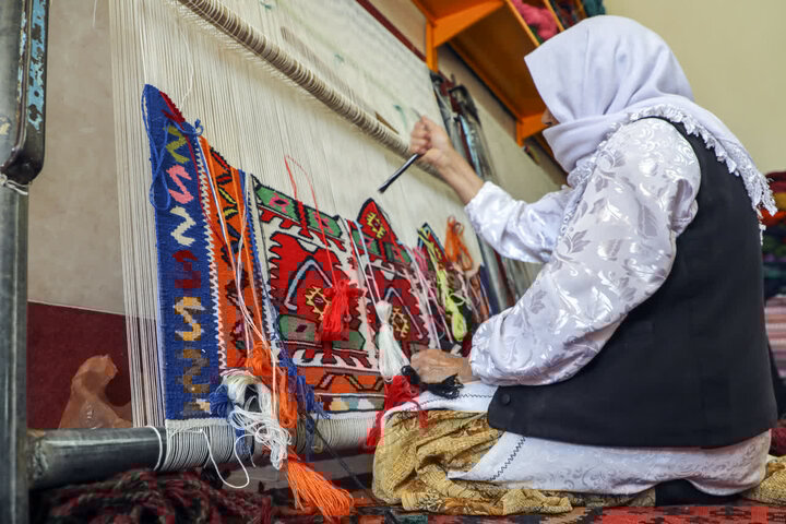 امانی: تولید کنندگان و صنعتگران روستایی نمین حمایت می شوند امانی: تولید کنندگان و صنعتگران روستایی نمین حمایت می شوند