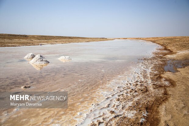 برداشت سنتی نمک از رودخانه «کال‌شور»