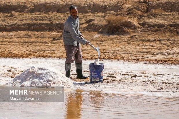 برداشت سنتی نمک از رودخانه «کال‌شور»