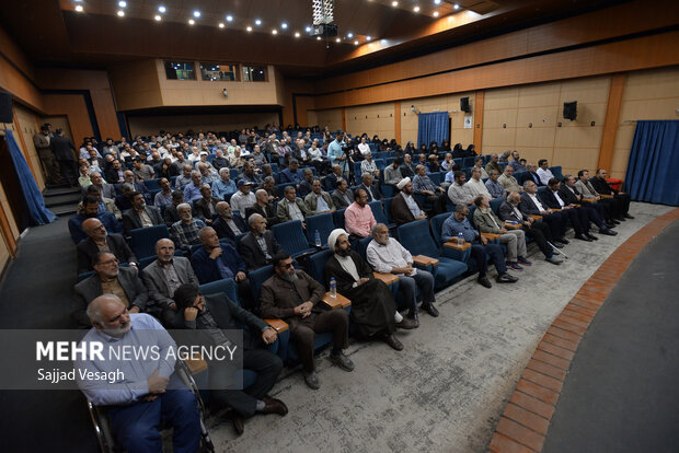 نشست دفاع مقدس با اتحاد مقدس در همدان