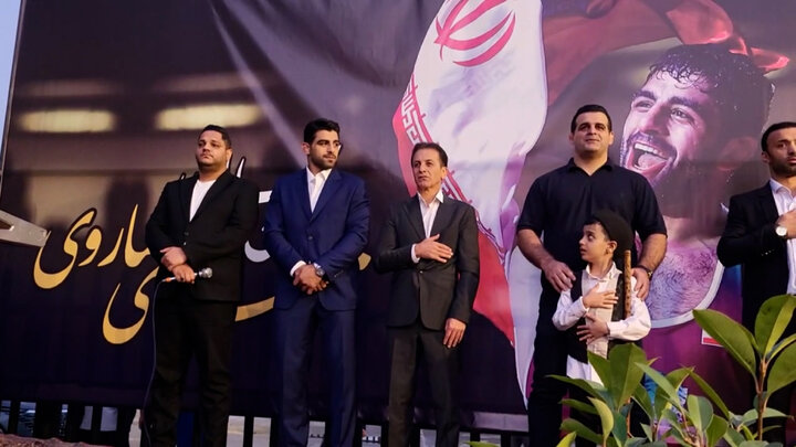 استقبال باشکوه مردم آمل از هادی ساروی قهرمان طلایی کشتی جهان استقبال باشکوه مردم آمل از هادی ساروی قهرمان طلایی کشتی جهان