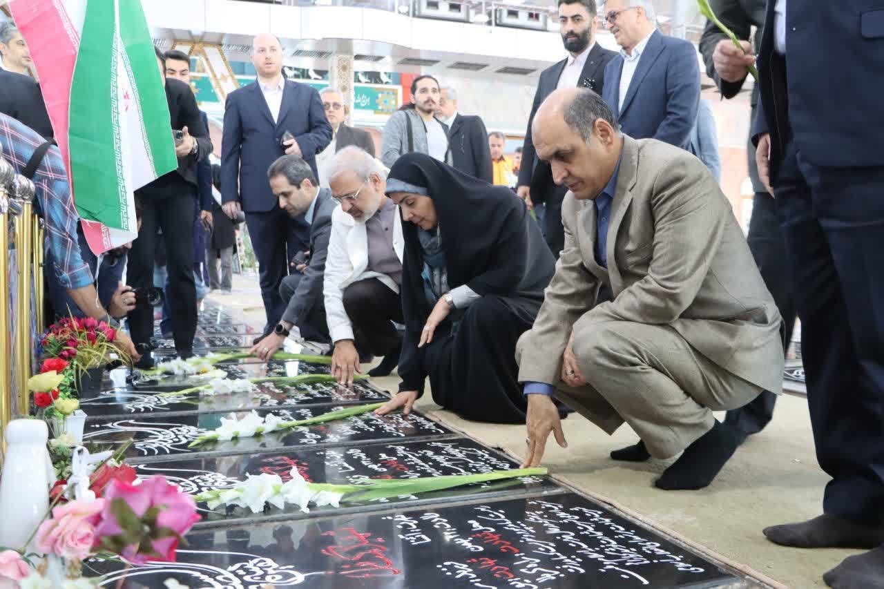 ادای احترام وزیر راه و شهرسازی به مقام شامخ شهدا در گیلان ادای احترام وزیر راه و شهرسازی به مقام شامخ شهدا در گیلان