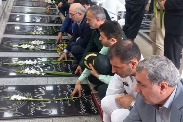 گلباران مزار شهدا همزمان با هفته دفاع مقدس در رشت