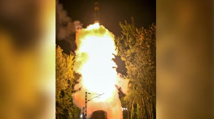 Indija uspešno preizkusila balistično raketo Agni Prime z železniškega sistema