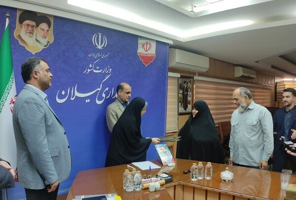 تجلیل وزیر راه و شهرسازی از خانواده شهیدان مقدم و بکایی در گیلان