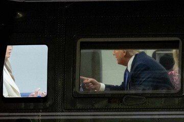 Trump ve Melania’nın başkanlık helikopterindeki gergin anları kamerada (+VİDEO)
