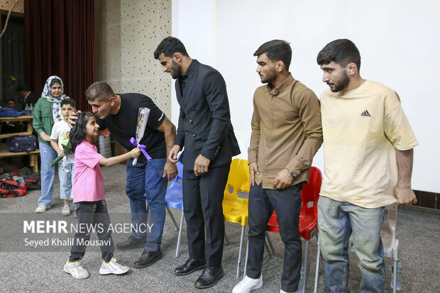 استقبال مردم ایذه از مدال آوران کشتی فرنگی