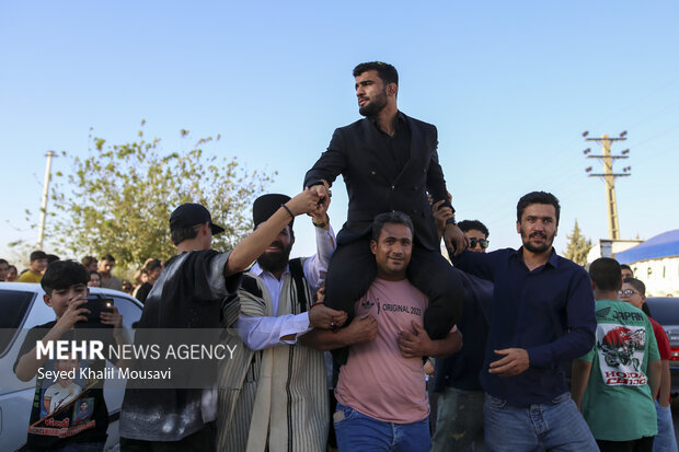 استقبال مردم ایذه از مدال آوران کشتی فرنگی