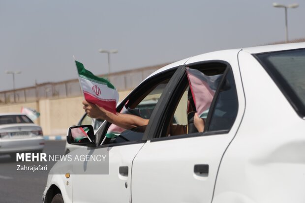 رژه خودرویی و موتوری یاران صمود در بندرعباس برگزار شد