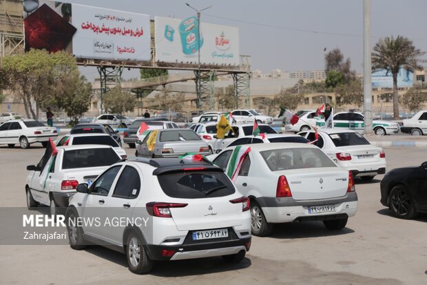 رژه خودرویی و موتوری یاران صمود در بندرعباس برگزار شد