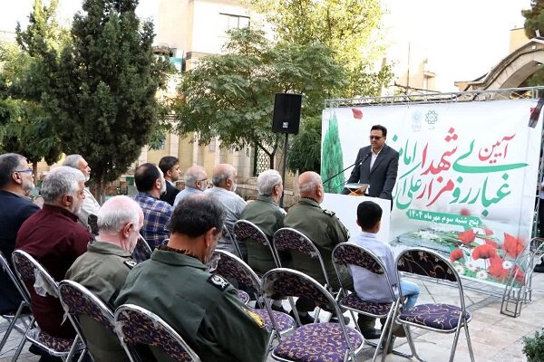 خلبانان ارتش مزار شهدای امامزاده علی اکبر چیذر را غبارروبی کردند