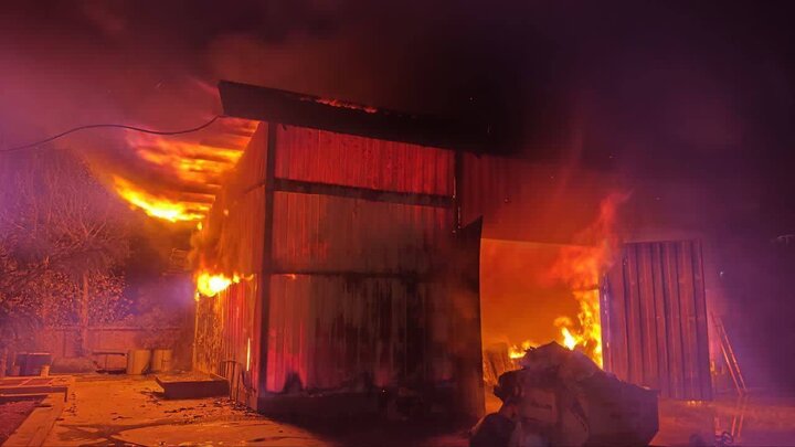 باخدا: انبار چرم و کفش شهرک صنعتی کلات دچار حریق شد