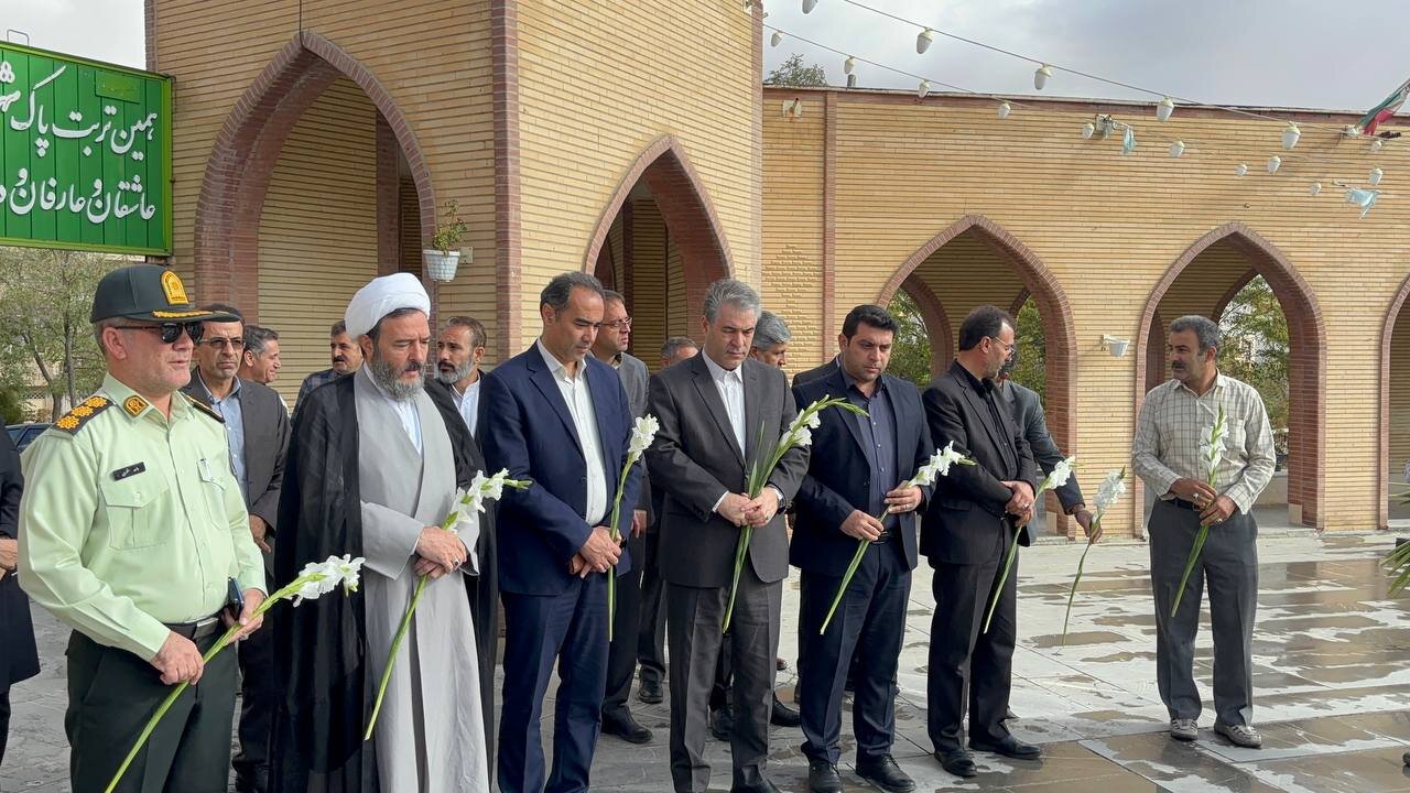 معاون وزیر میراث فرهنگی به مقام شامخ شهدای بیجار ادای احترام کرد