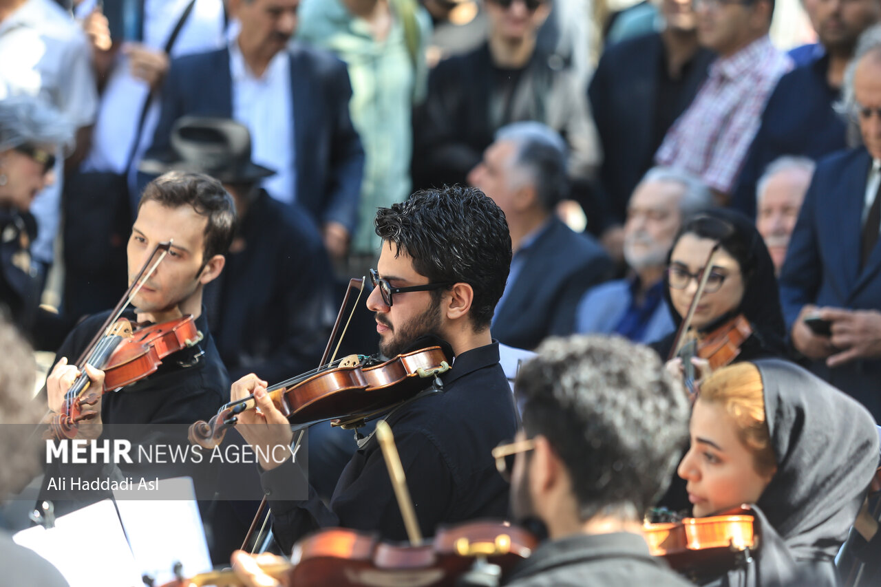 وداع با احمد پژمان در تالار وحدت؛ هنرمندی که شرافت موسیقی را نگه داشت وداع با احمد پژمان در تالار وحدت؛ هنرمندی که شرافت موسیقی را نگه داشت