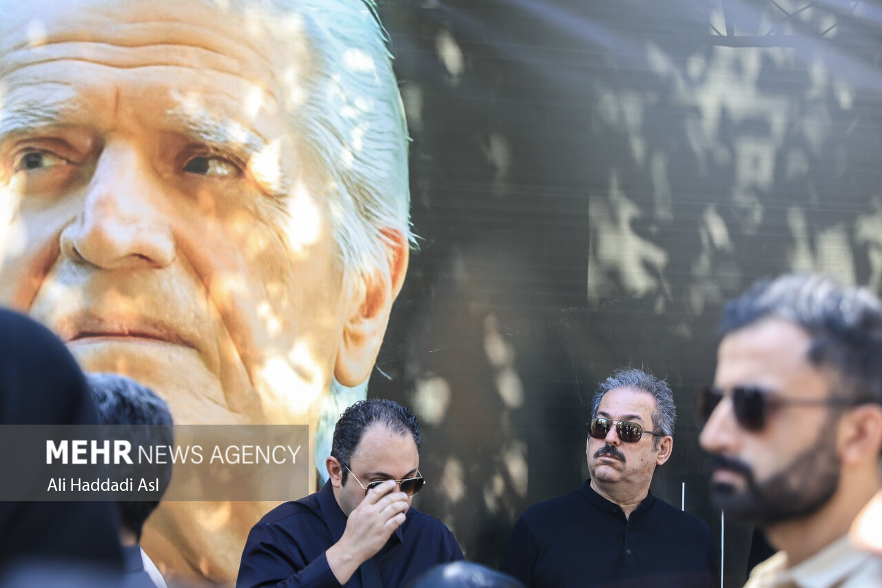 وداع با احمد پژمان در تالار وحدت؛ هنرمندی که شرافت موسیقی را نگه داشت وداع با احمد پژمان در تالار وحدت؛ هنرمندی که شرافت موسیقی را نگه داشت